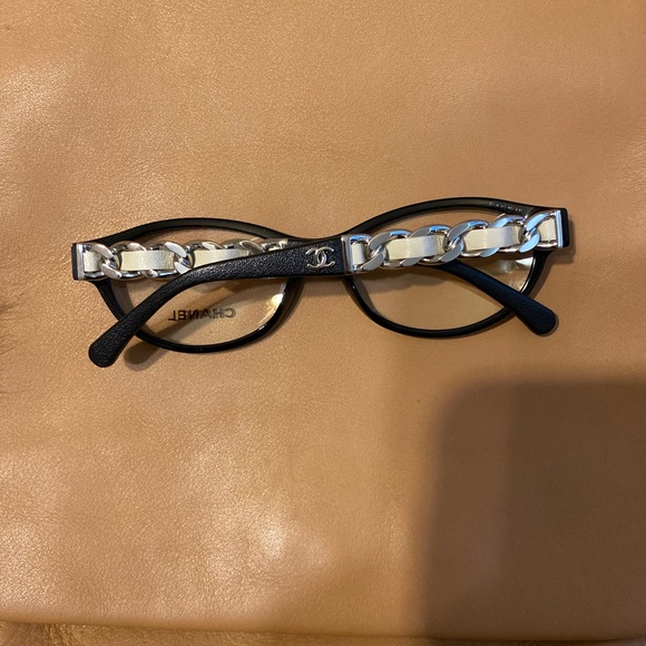 Chanel eyeglass black and white leather - Picture 8 of 8
